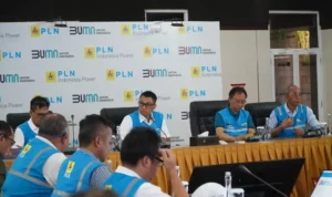PLN President Director Darmawan Prasodjo (center) when leading a meeting on the restoration of Bali's electricity system at the Pesanggaran PLTDG on Saturday morning (3/5/2025). (PLN Doc)