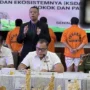 Investigators from the National Police Criminal Investigation Unit uncovered an elephant ivory trade syndicate in Sukabumi and Jakarta. From the hands of four suspects, the police confiscated evidence of whole and shaped elephant ivory with an estimated value of Rp2.3 billion. (Liputan6/Nanda Perdana Putra)